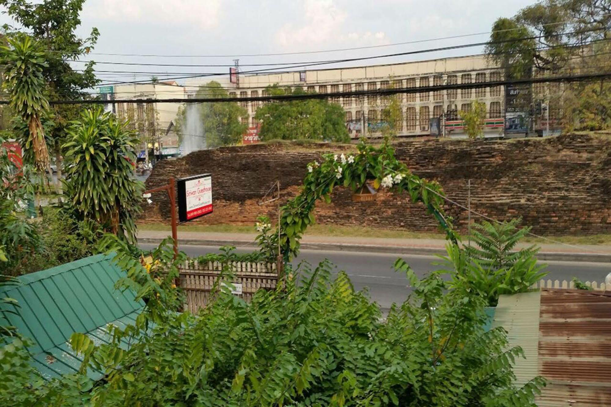 Siriwan Guesthouse Чиангмай Екстериор снимка