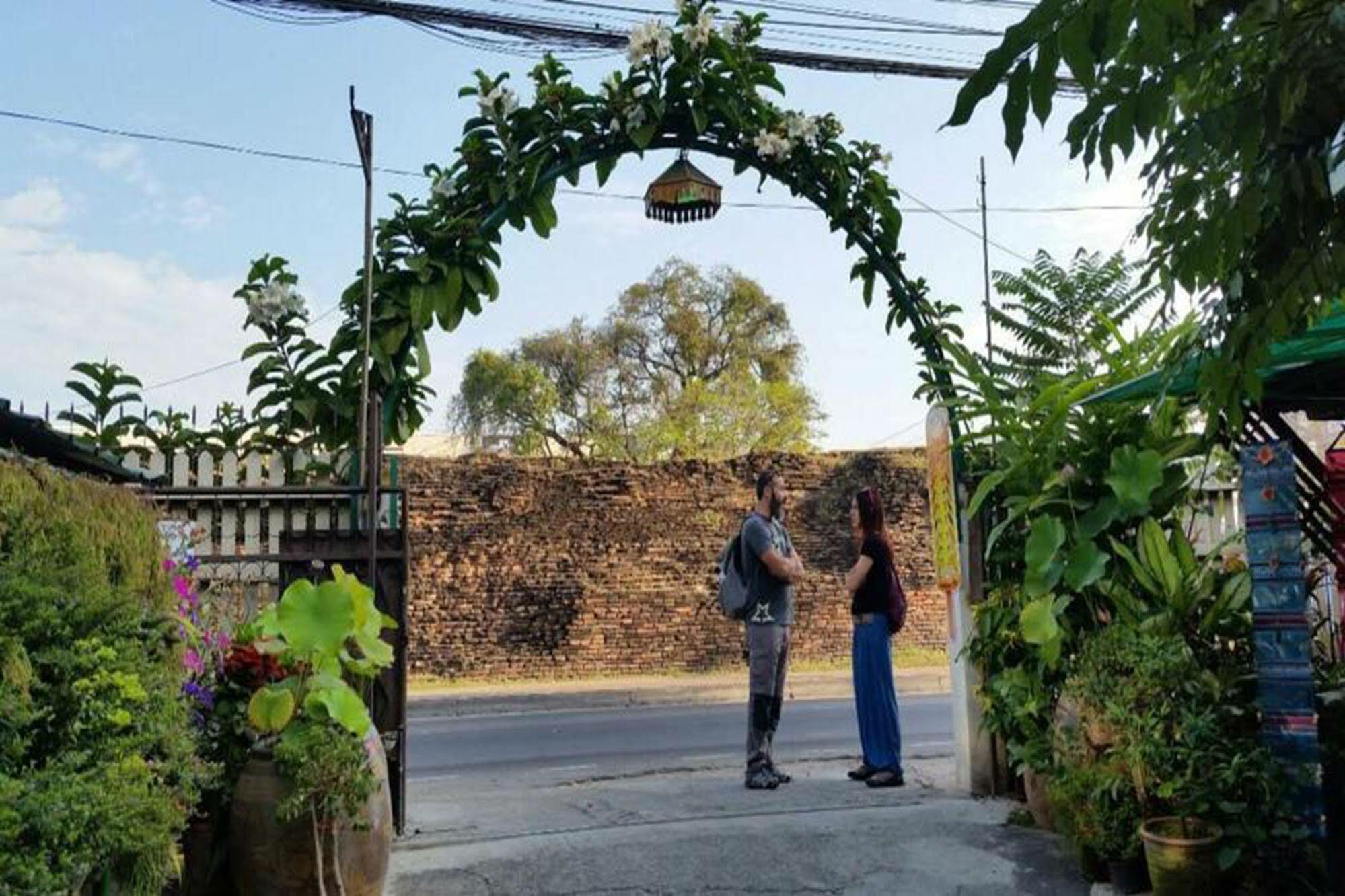 Siriwan Guesthouse Чиангмай Екстериор снимка