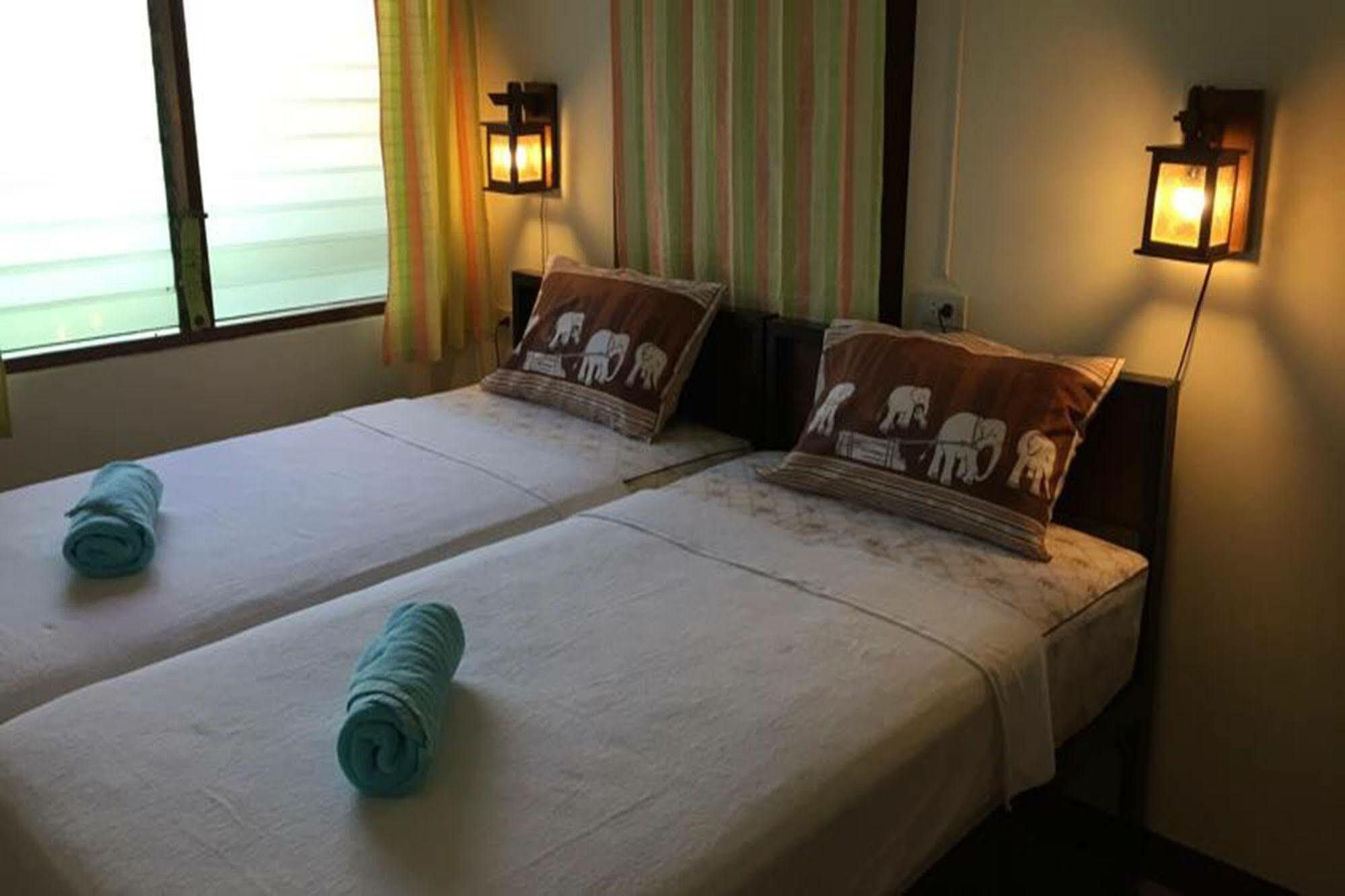 Siriwan Guesthouse Чиангмай Екстериор снимка