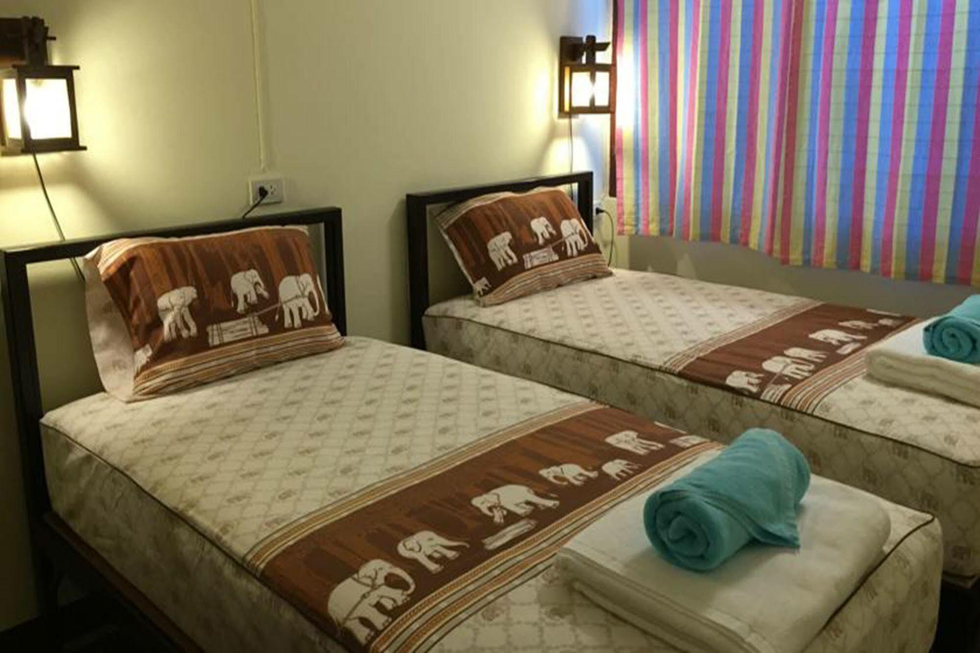 Siriwan Guesthouse Чиангмай Екстериор снимка