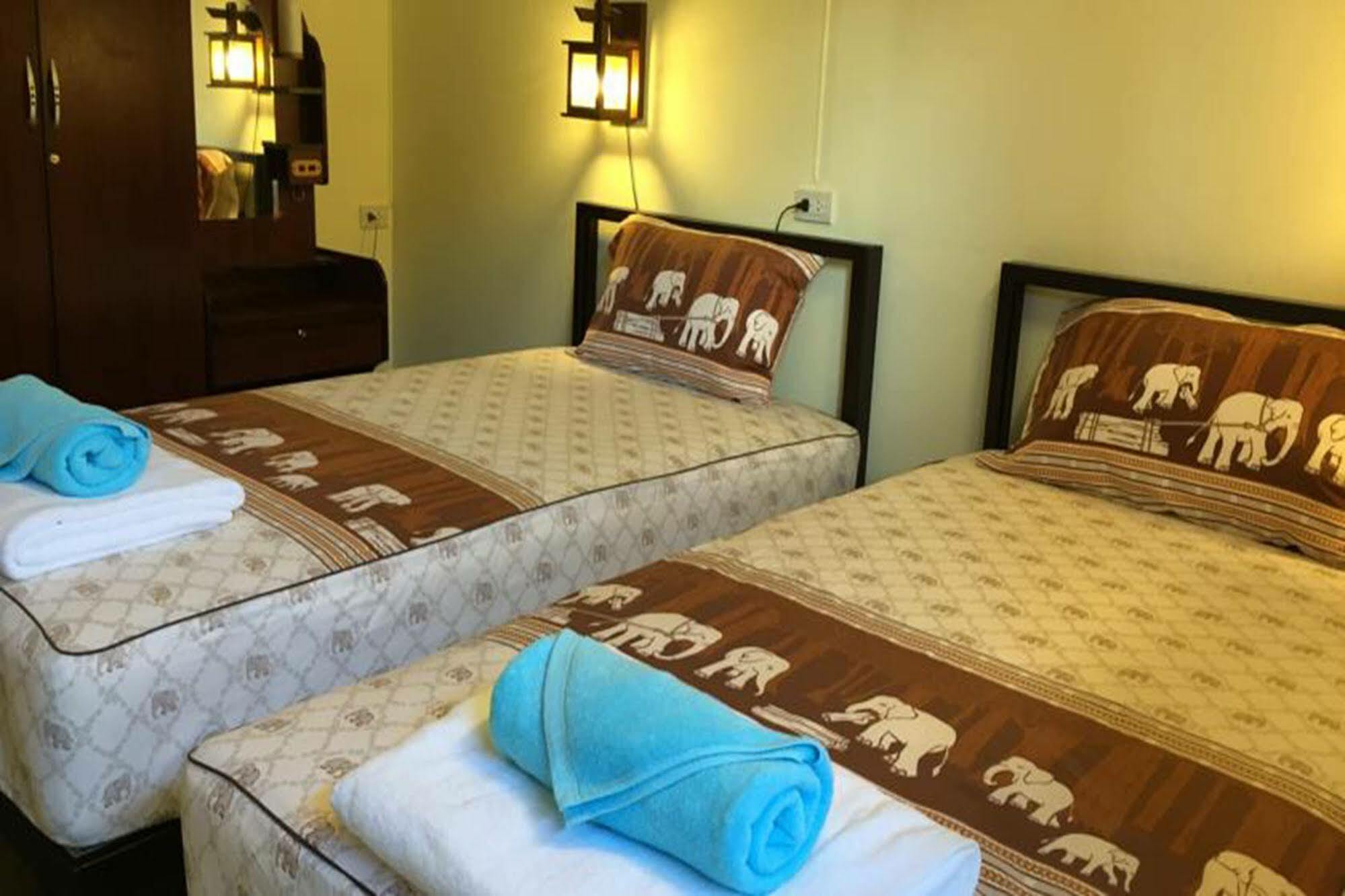 Siriwan Guesthouse Чиангмай Екстериор снимка