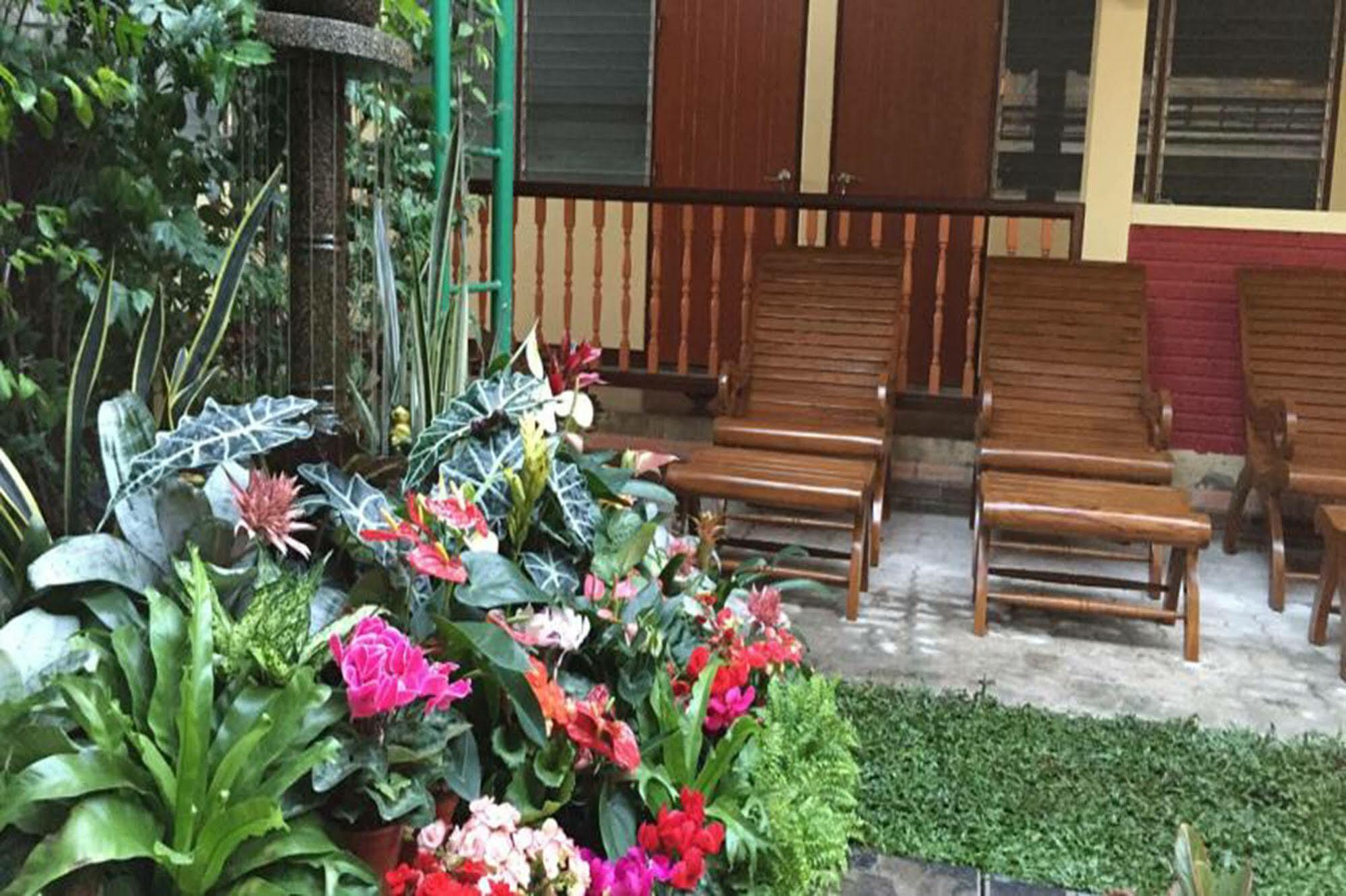 Siriwan Guesthouse Чиангмай Екстериор снимка