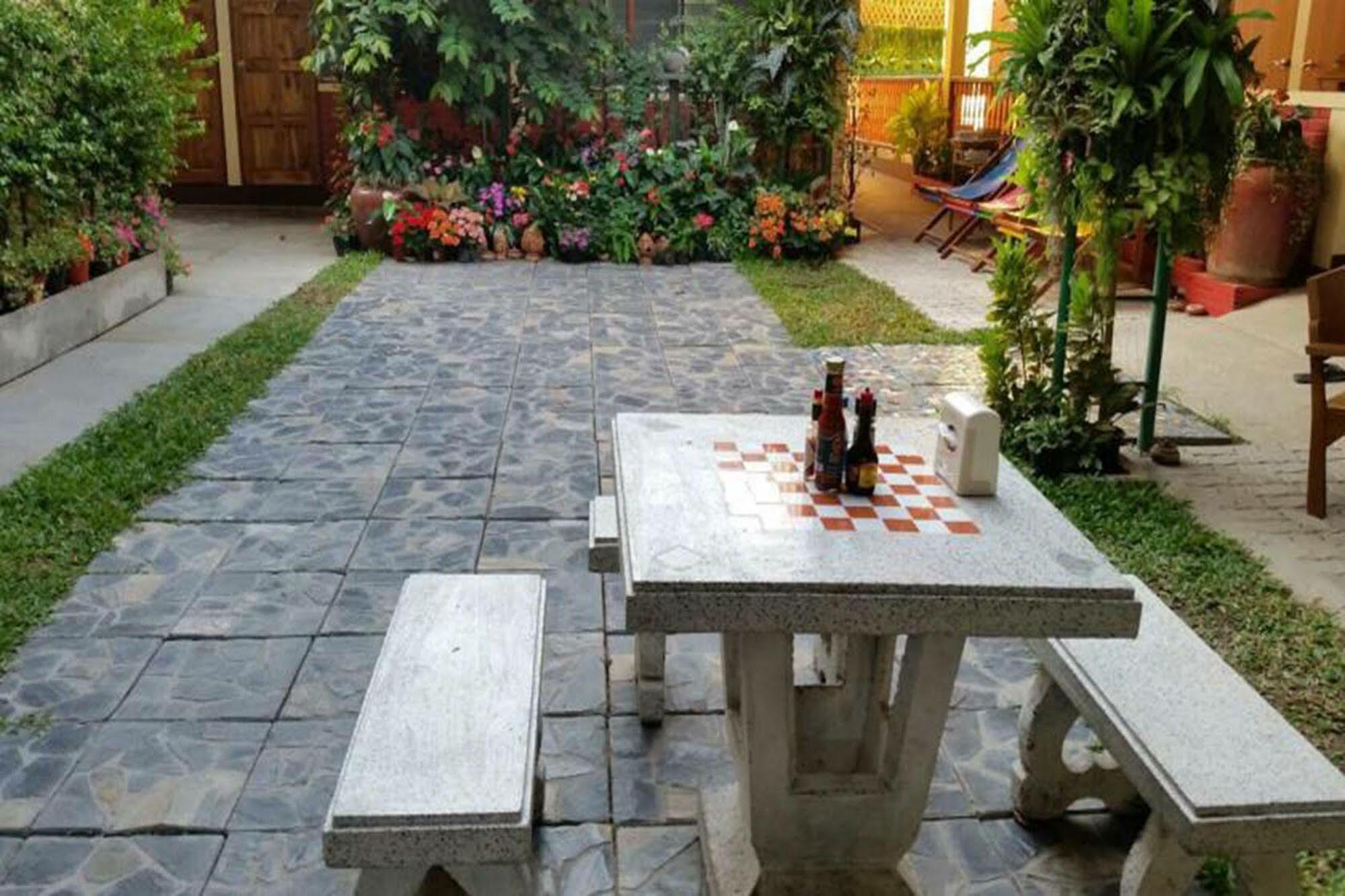 Siriwan Guesthouse Чиангмай Екстериор снимка