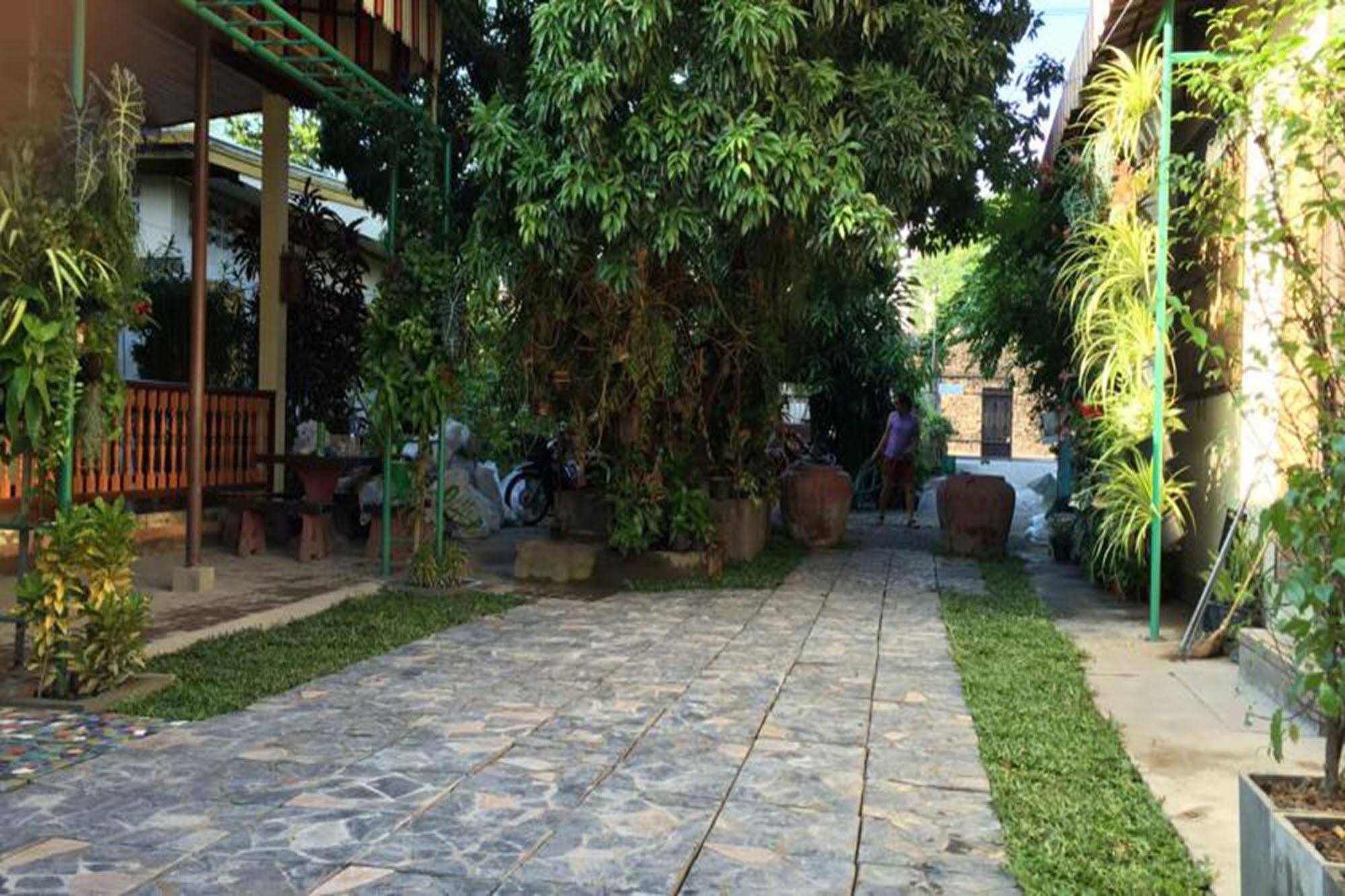 Siriwan Guesthouse Чиангмай Екстериор снимка